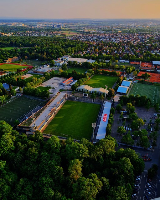 和利物浦一个病情，后防不稳，更衣室失控